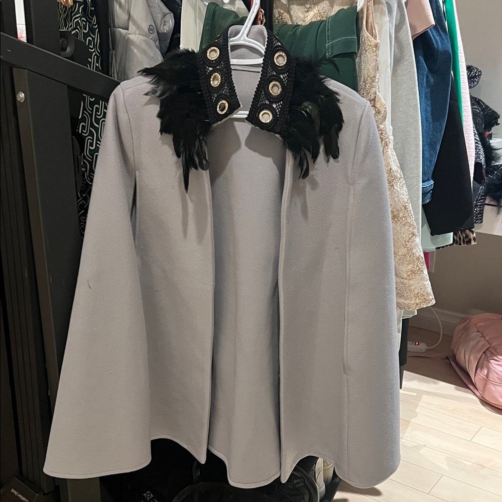 Elegant Gray Cape with Black Feather Collar